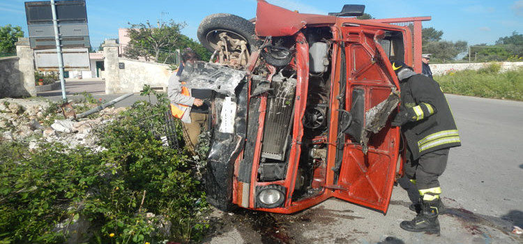 Incidente al rondò, camion si ribalta