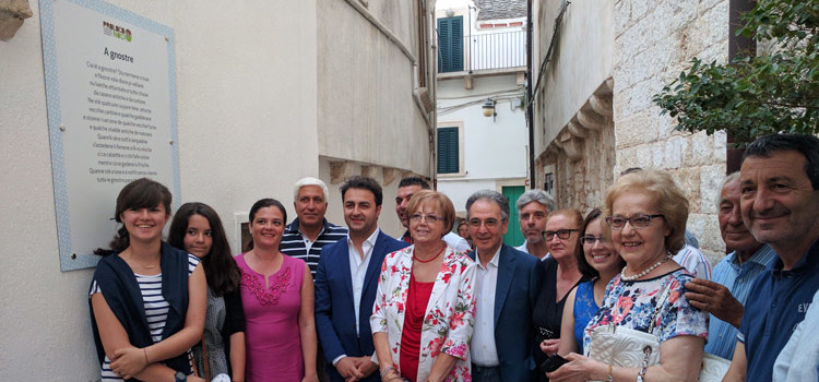 “A gnostre”, la poesia di Enrico Gioia esposta nel centro storico di Noci