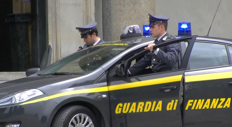 Truffa e auto-riciclaggio, un arresto e 16 indagati