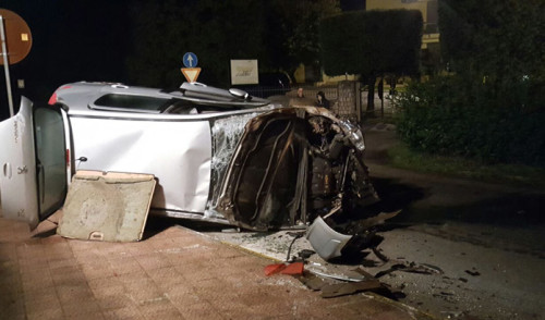 Imbocca intersezione e si ribalta, ferito giovane putignanese