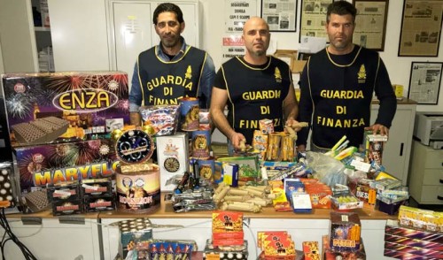 Mezza tonnellata di fuochi pirotecnici in centro, una denuncia
