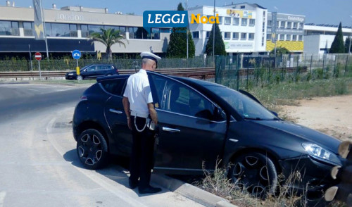 Tenta truffa dello specchietto e si schianta su rondò