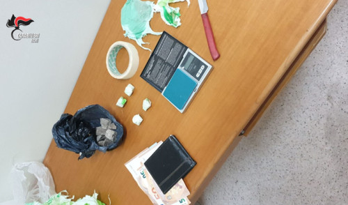 Vendeva droga in casa, arrestato