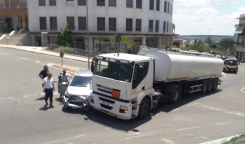 Scontro auto-autobotte in pieno centro
