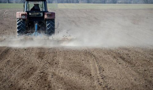 Si ribalta il trattore e muore sul colpo