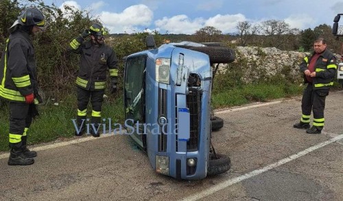 Perde il controllo e si ribalta
