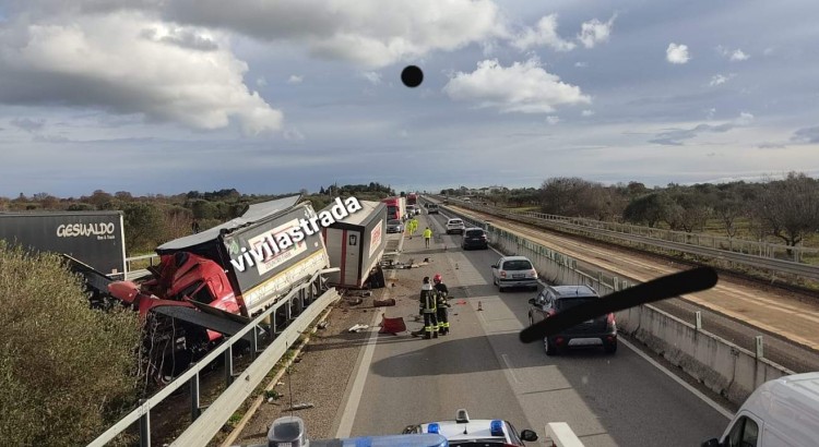 Camion sfonda il guardrail per oltre 10 metri Camion sfonda il guardrail per oltre 10 metri