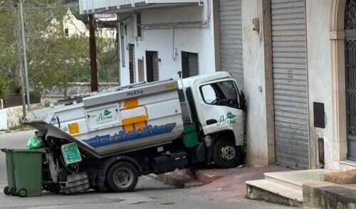 Un camioncino dei rifiuti urta una rimessa in Via Andrea Gabrieli